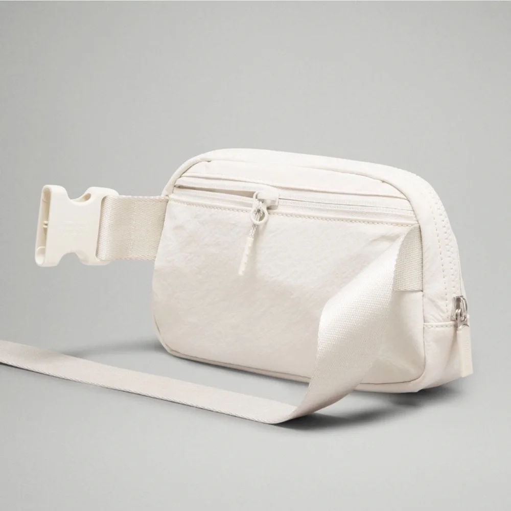 lululemon everywhere belt bag 🤍 - Picture 2 of 4